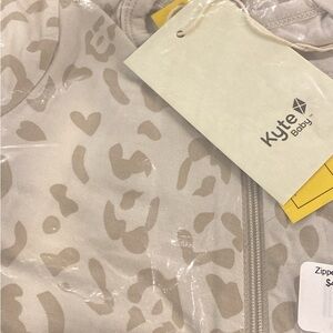Kyte oat leopard footie